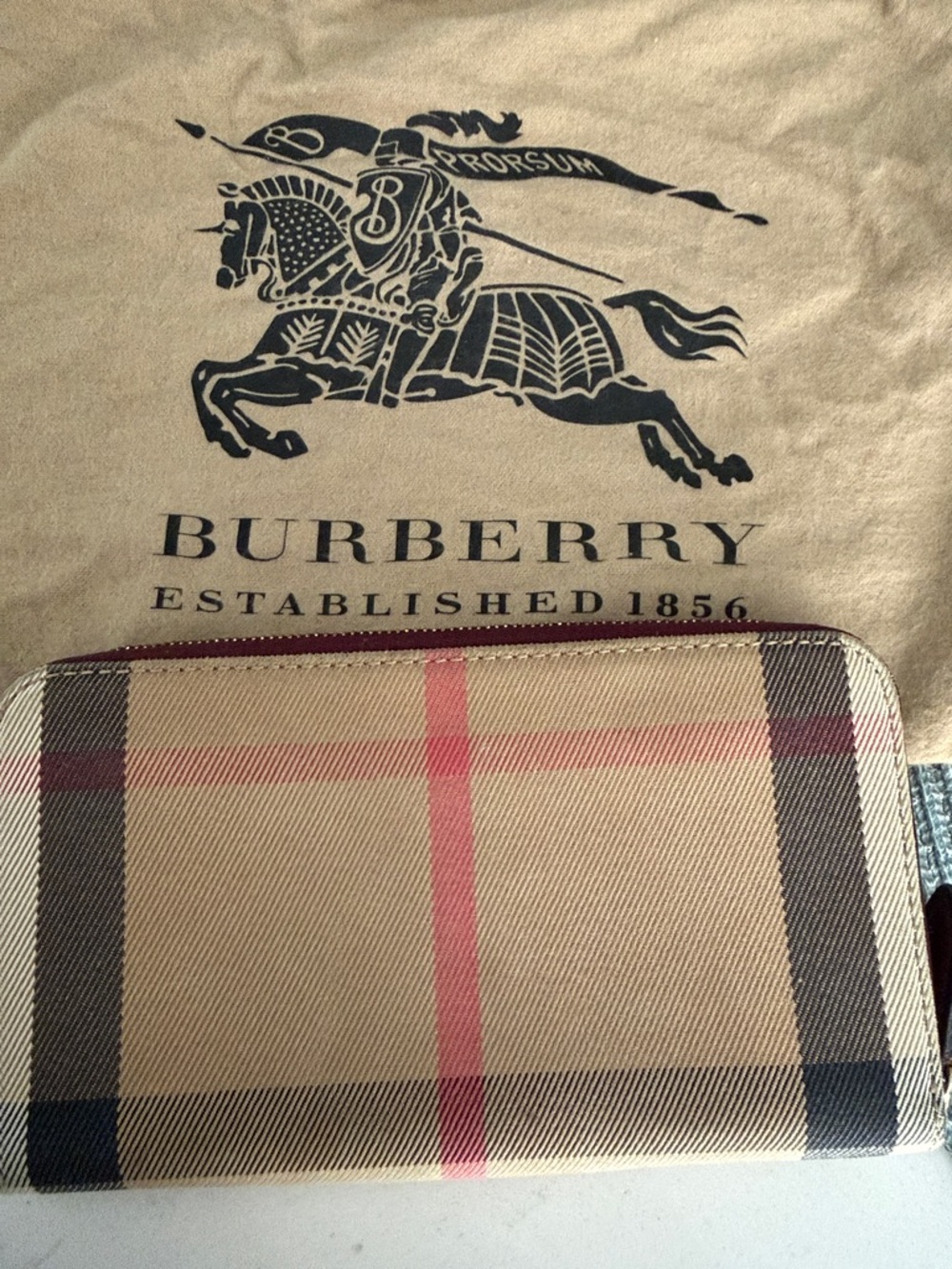 Burberry Two-Tone Check Zip Wallet in Burgundy and Beige - Picture 2 of 4